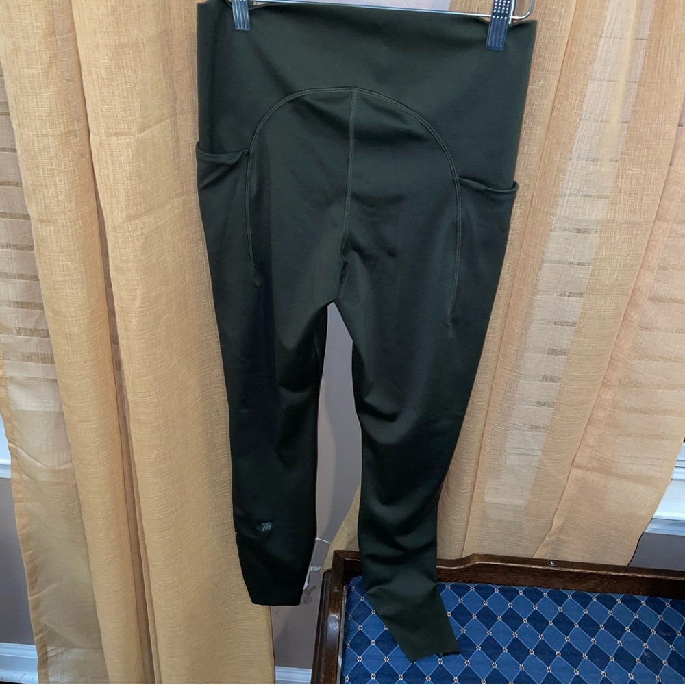 🍃 All In Motion Forest Green Leggings – Size M – Comfortable & Styl